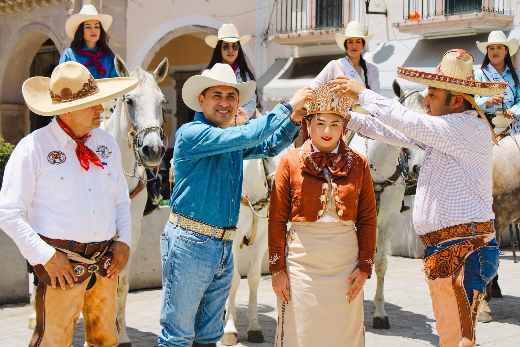 Coronan a Alexa I, reina de la Asociación de Cabalgantes 