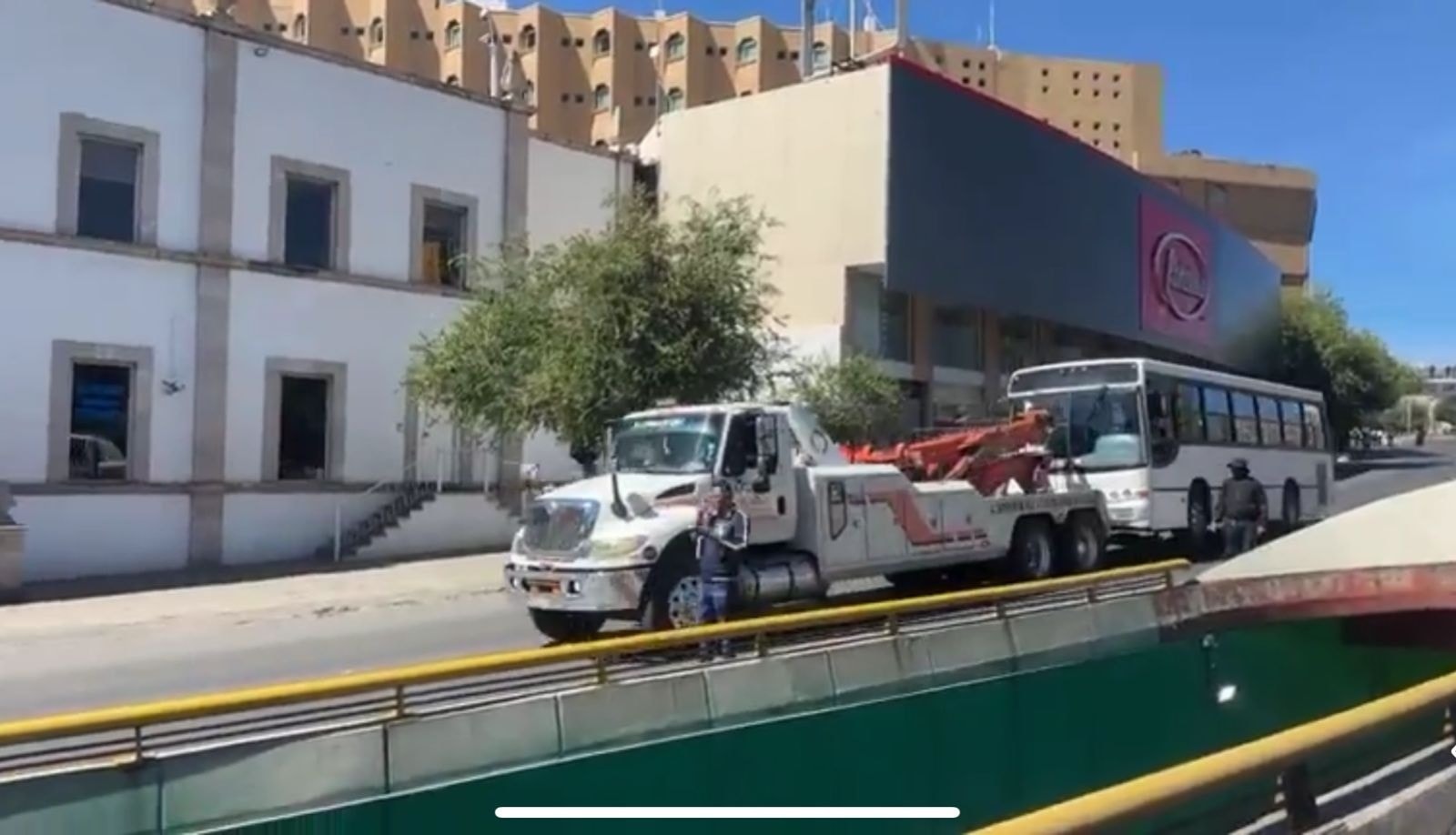 Desalojan a docentes con la Policía Estatal