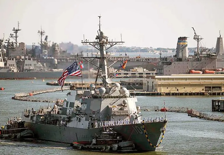 Cierra EU cerco contra Maduro; despliega tres buques de guerra