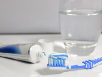 Malos hábitos que dañan los dientes