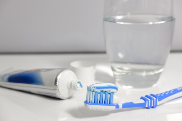 Malos hábitos que dañan los dientes