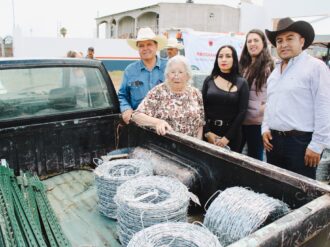 Entregan postes y alambres a 91 campesinos