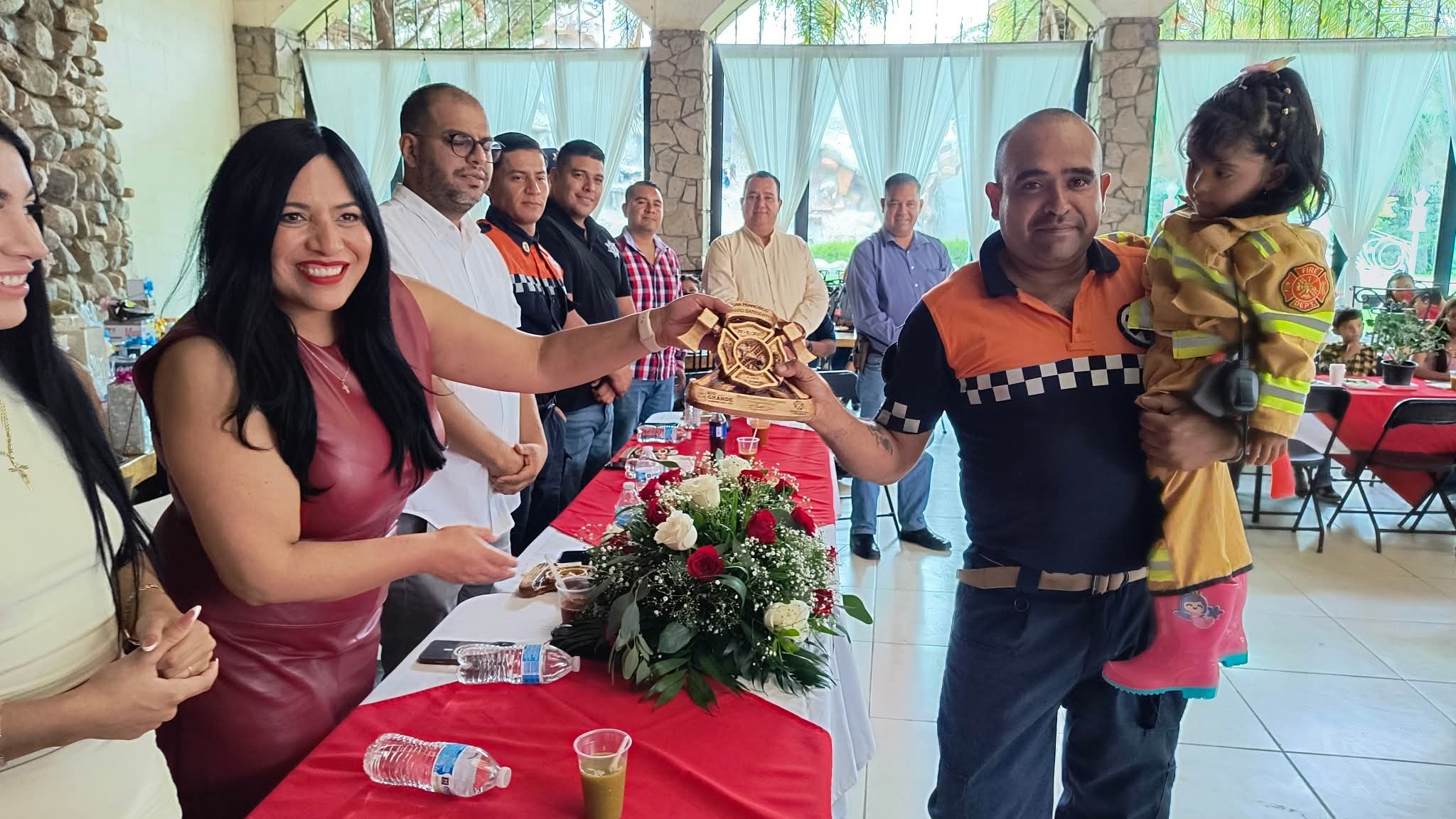 Homenajean a bomberos de Río Grande