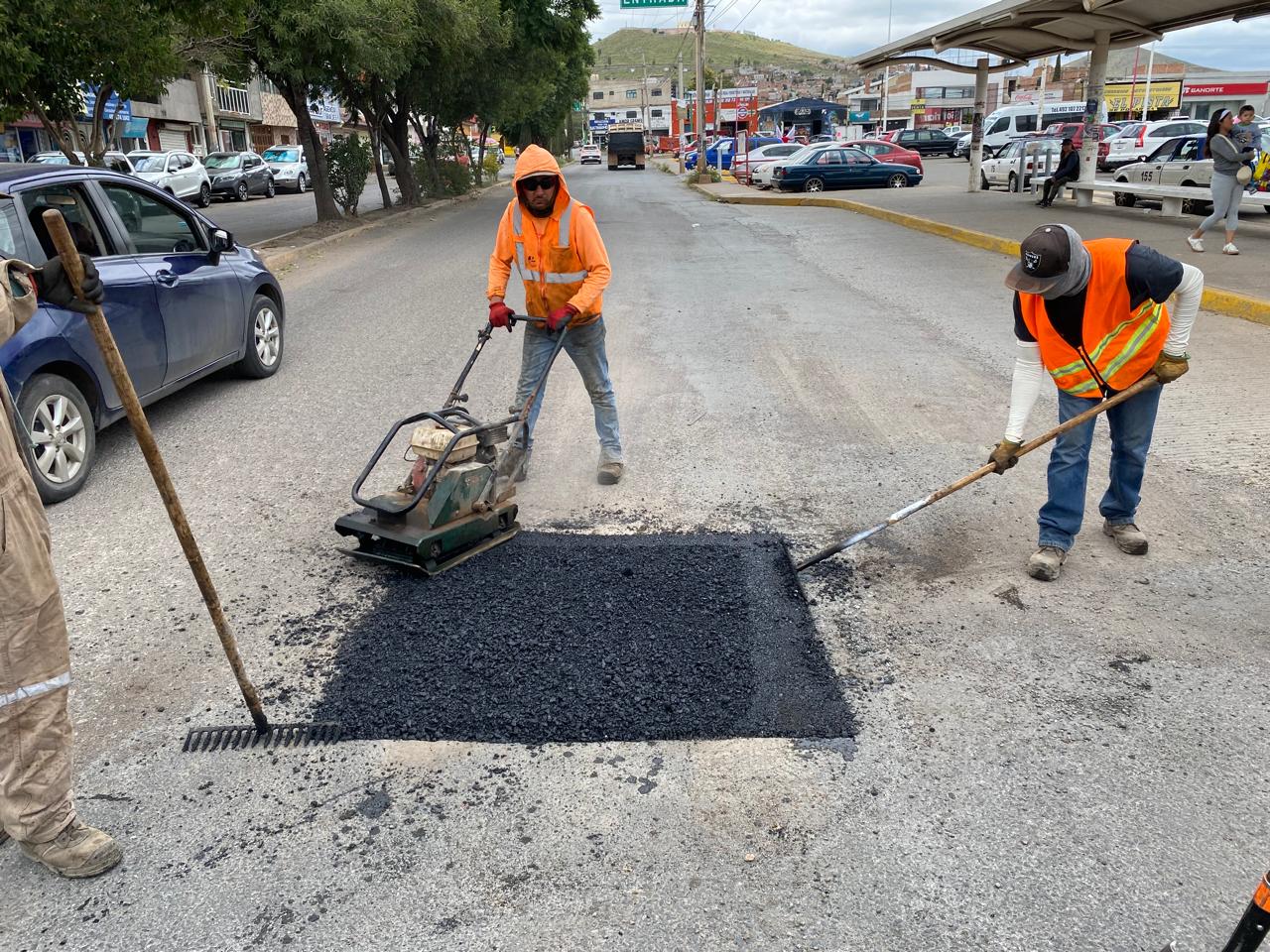 Reparan calles y avenidas