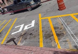 Piden respetar espacios de estacionamiento 