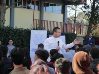 Se enlazan en pro de la juventud