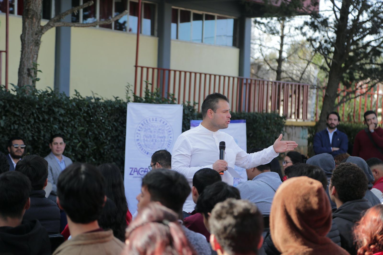 Se enlazan en pro de la juventud