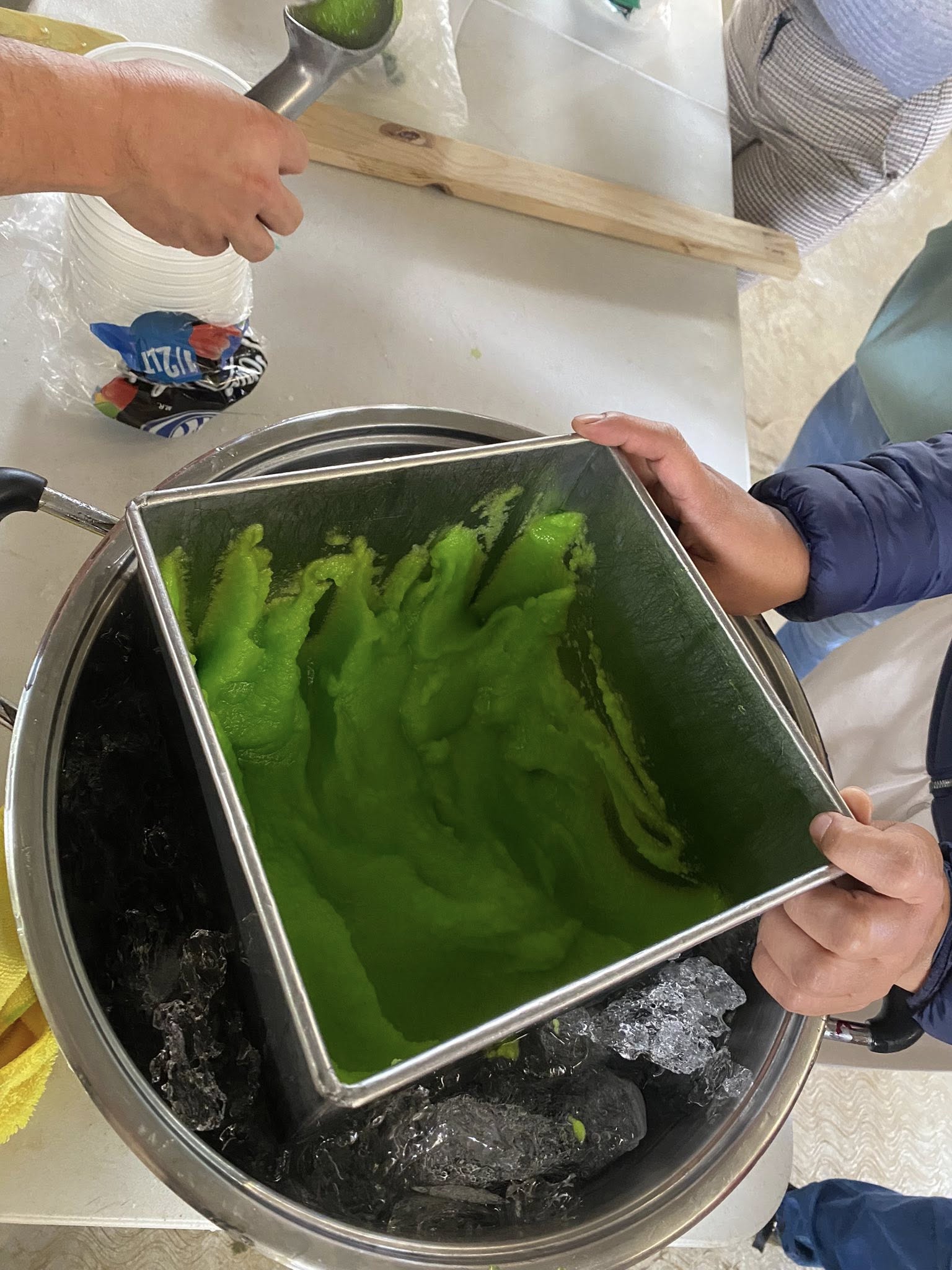 Enseñan a elaborar nieve artesanal en Muleros 