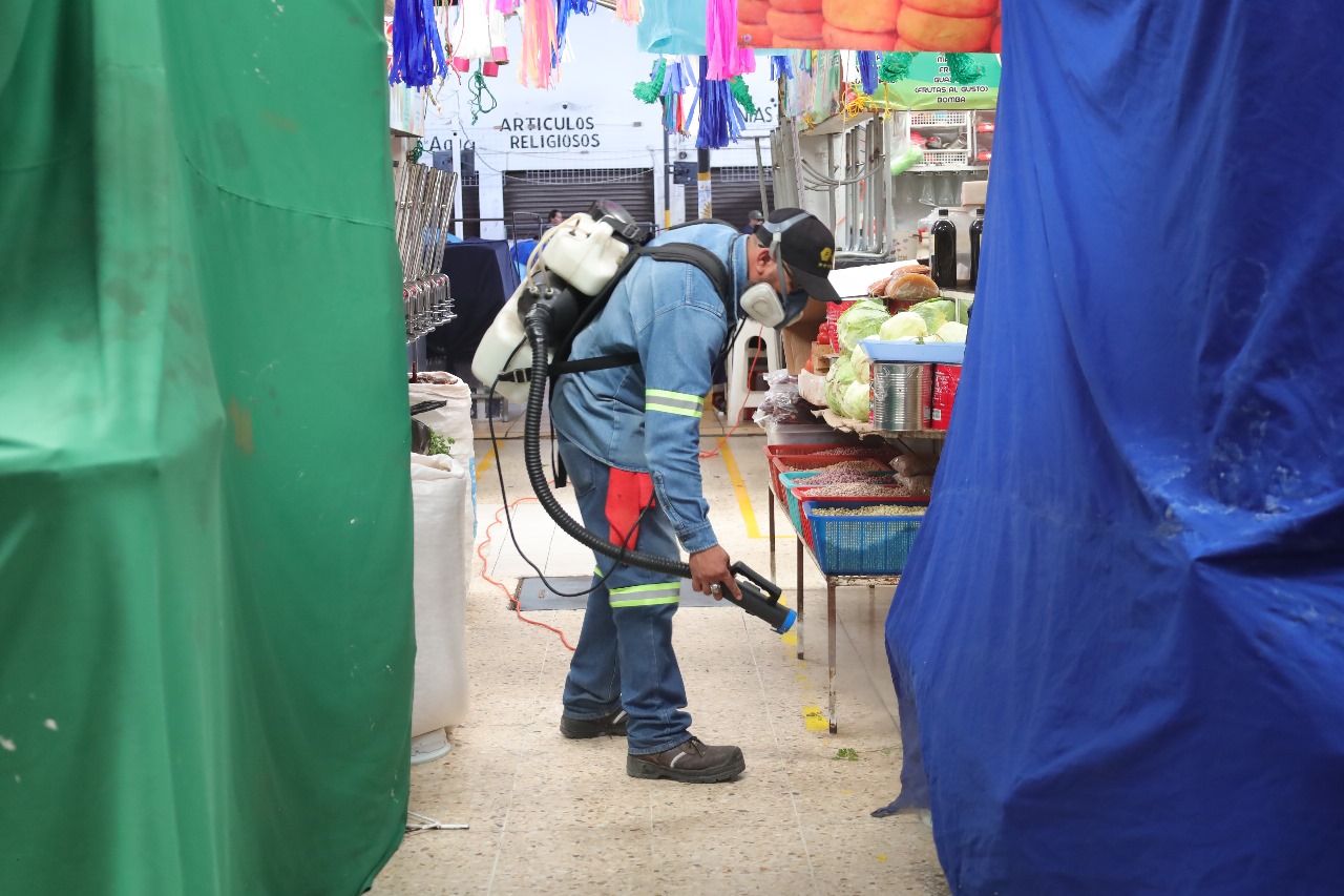 Fumigan el mercado Benito Juárez en Jerez