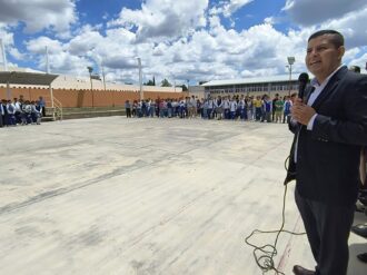 Acompaña Mario Córdova a estudiantes en su regreso a clases 