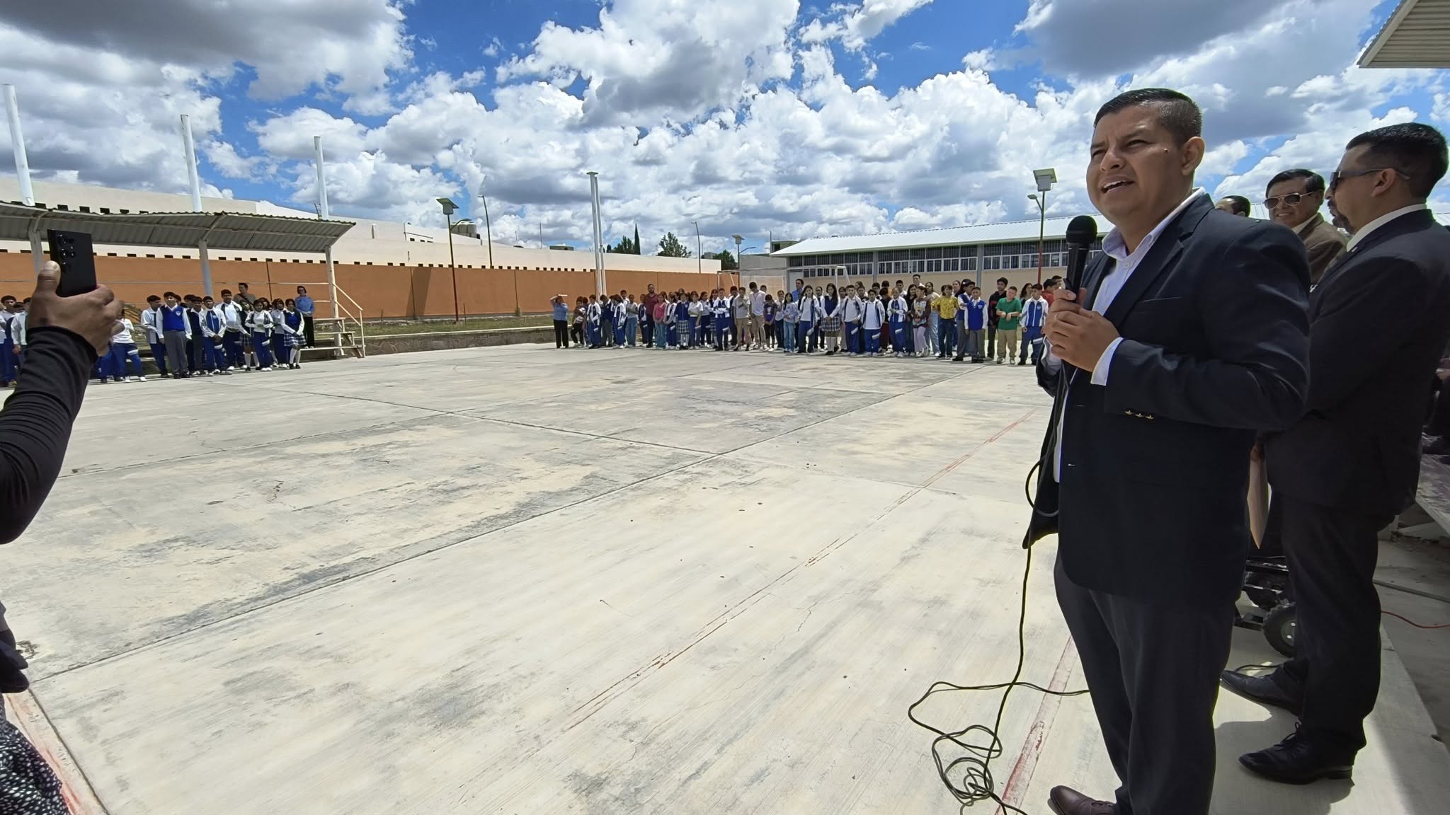 Acompaña Mario Córdova a estudiantes en su regreso a clases 