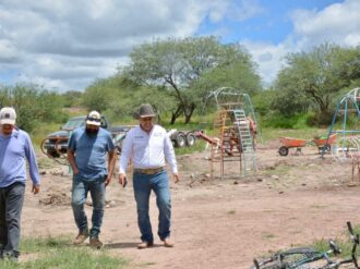 Instalan juegos infantiles en parque de Granjas El Molino