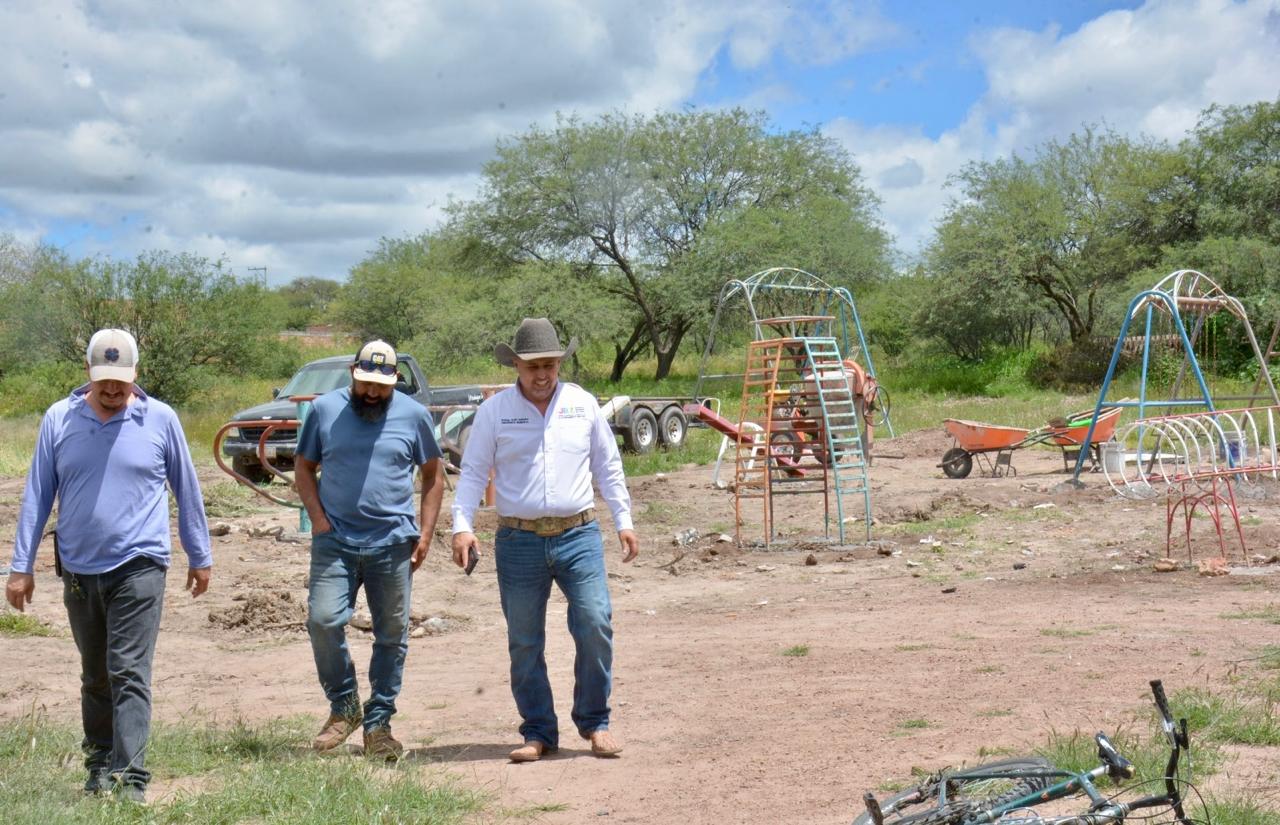 Instalan juegos infantiles en parque de Granjas El Molino 