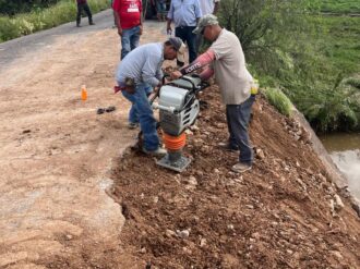 Compactan caminos y puentes en Alfonso Medina