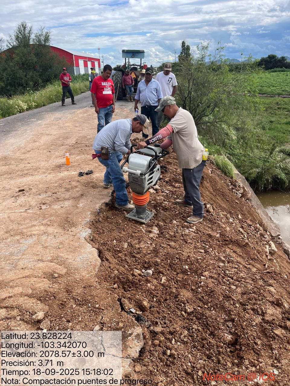 Compactan caminos y puentes en Alfonso Medina