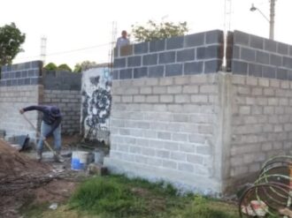 Construyen baños en la comunidad El Cazadero