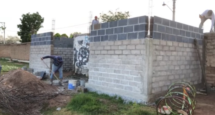 Construyen baños en la comunidad El Cazadero