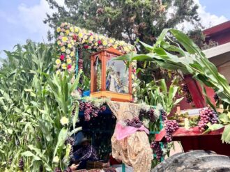 Ofrecen los frutos de la tierra a la Virgen de los Milagros