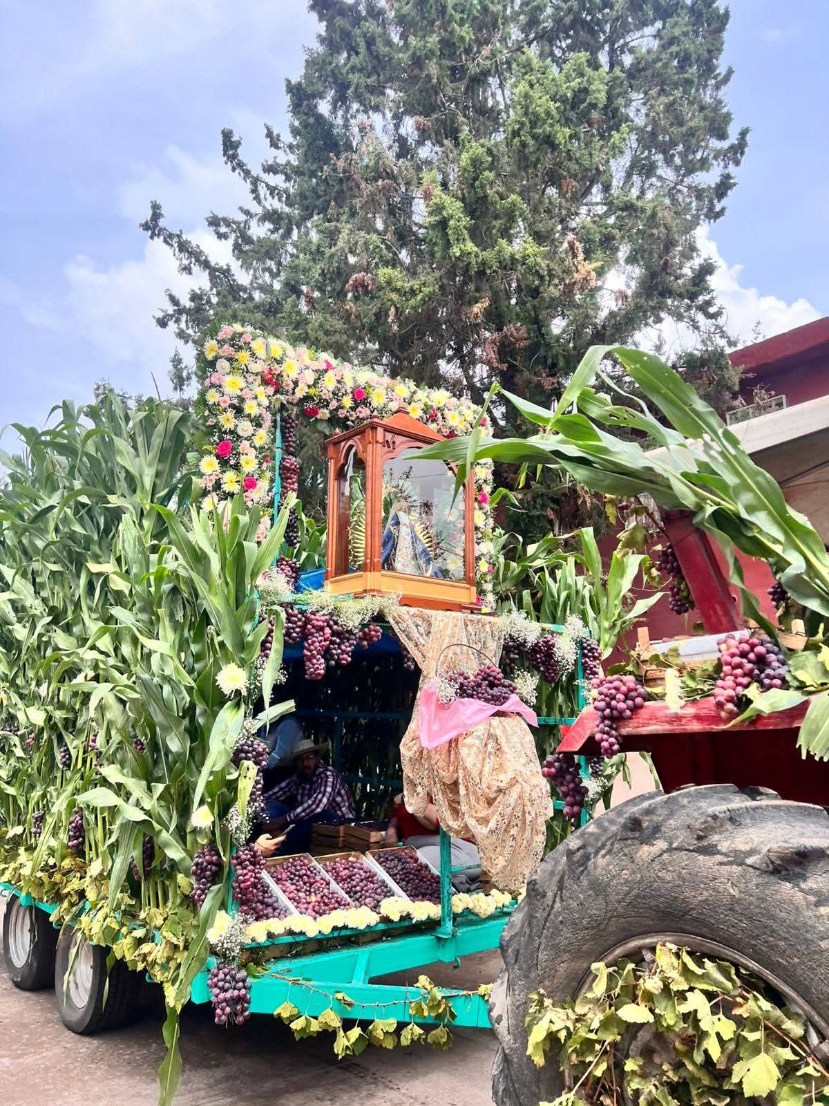 Ofrecen los frutos de la tierra a la Virgen de los Milagros