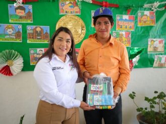 Entregan útiles escolares a alumnos en situación prioritaria 