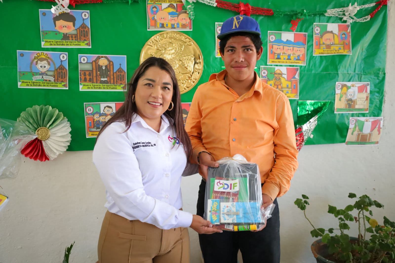 Entregan útiles escolares a alumnos en situación prioritaria  