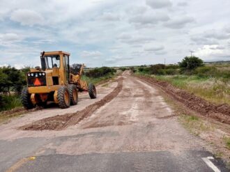 Dan mantenimiento a caminos rurales