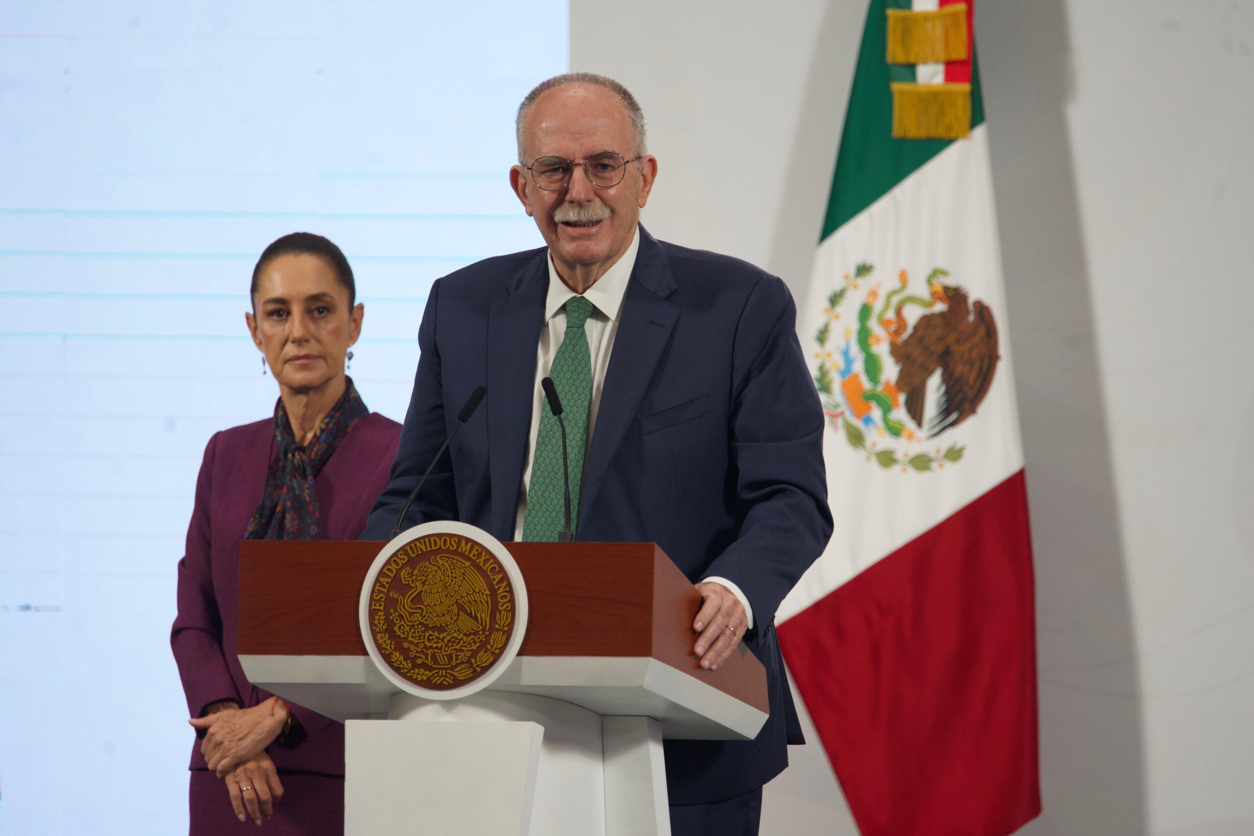 Publican en el DOF prohibición de 35 plaguicidas en México