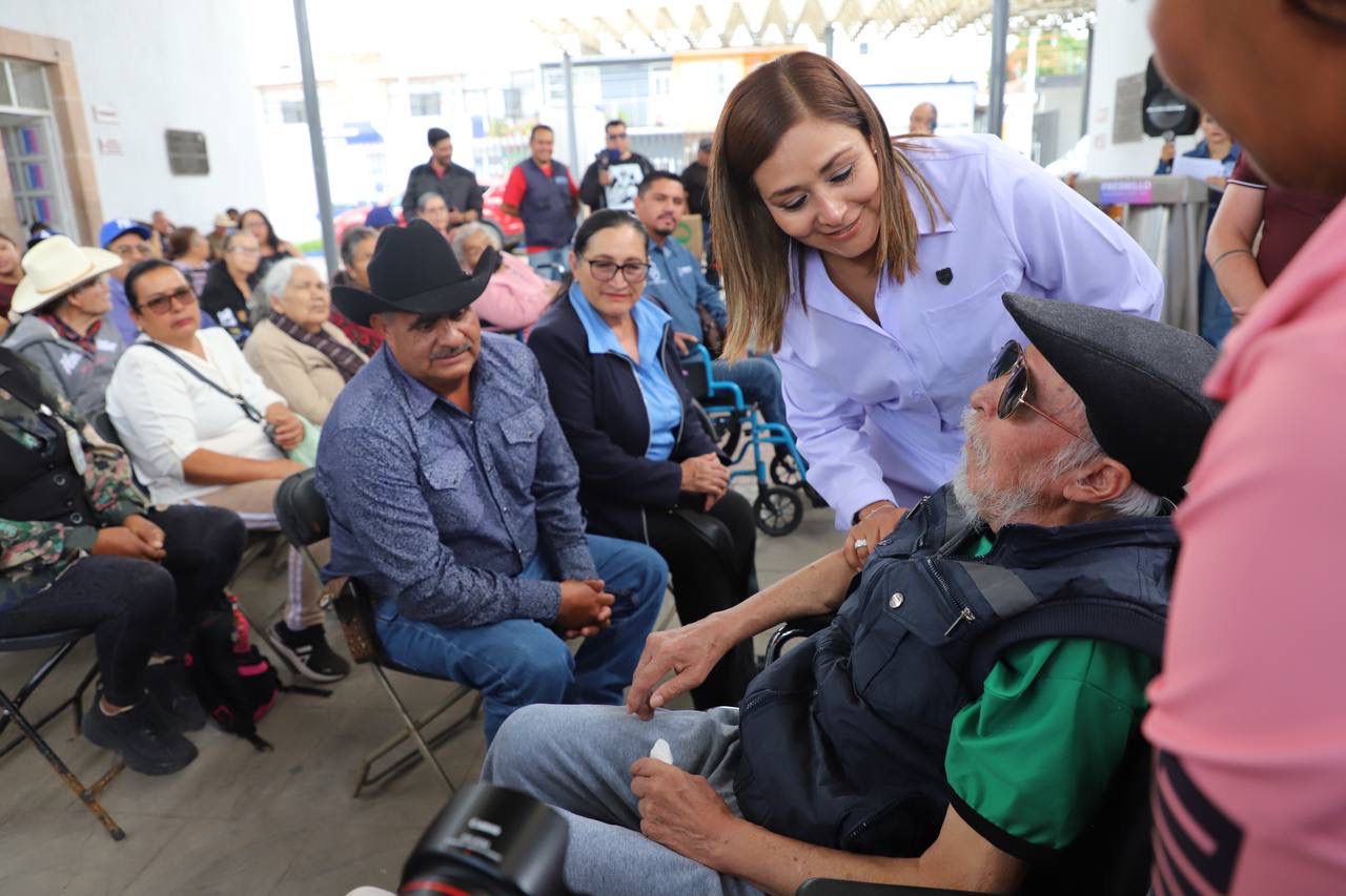 Dona Oxxo 53 sillas de ruedas a DIF de Fresnillo 