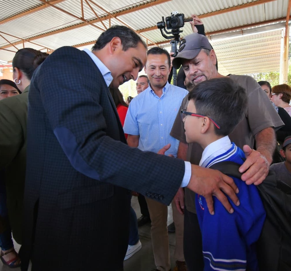 Firme, el compromiso de Pepe Saldívar con la educación  