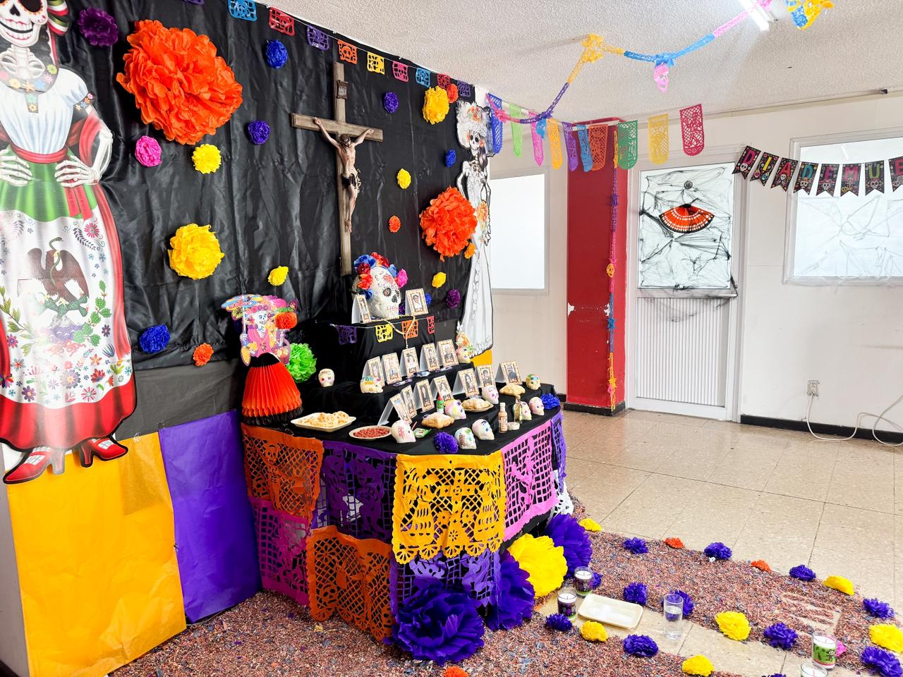 Instalan altar de muertos en las oficinasd el PRI