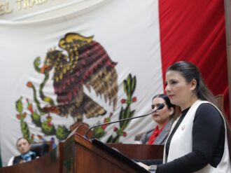 Pinedo comparece; oposición recrimina trato al magisterio