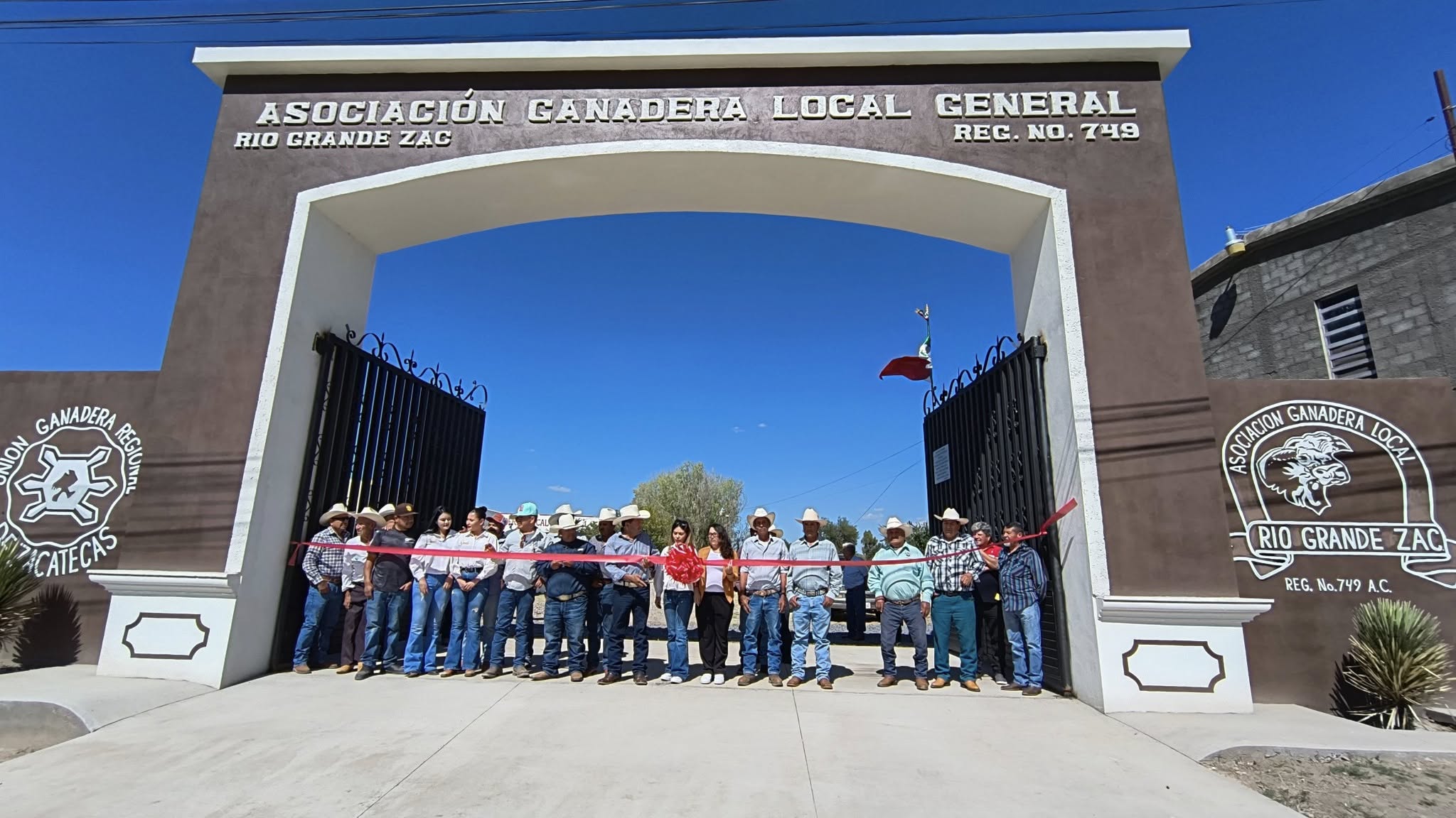 Inauguran la nueva fachada de la Asociación Ganadera de Río Grande 