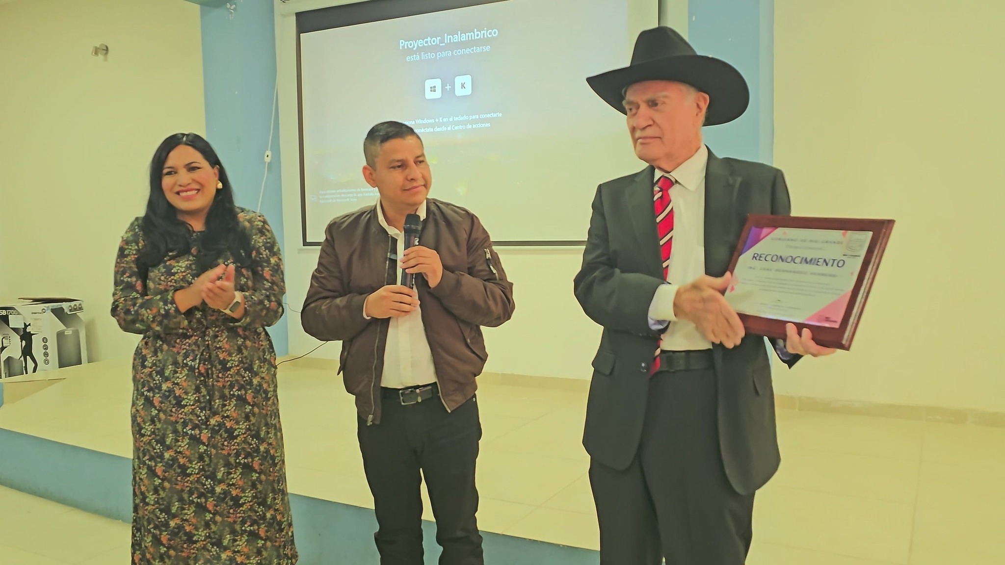 Capacitan a burócratas en trato digno y empatía 