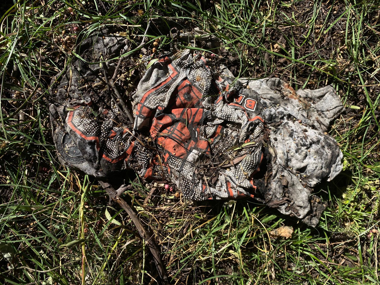 Hallan vestigios de un campamento y tambo incinerador 