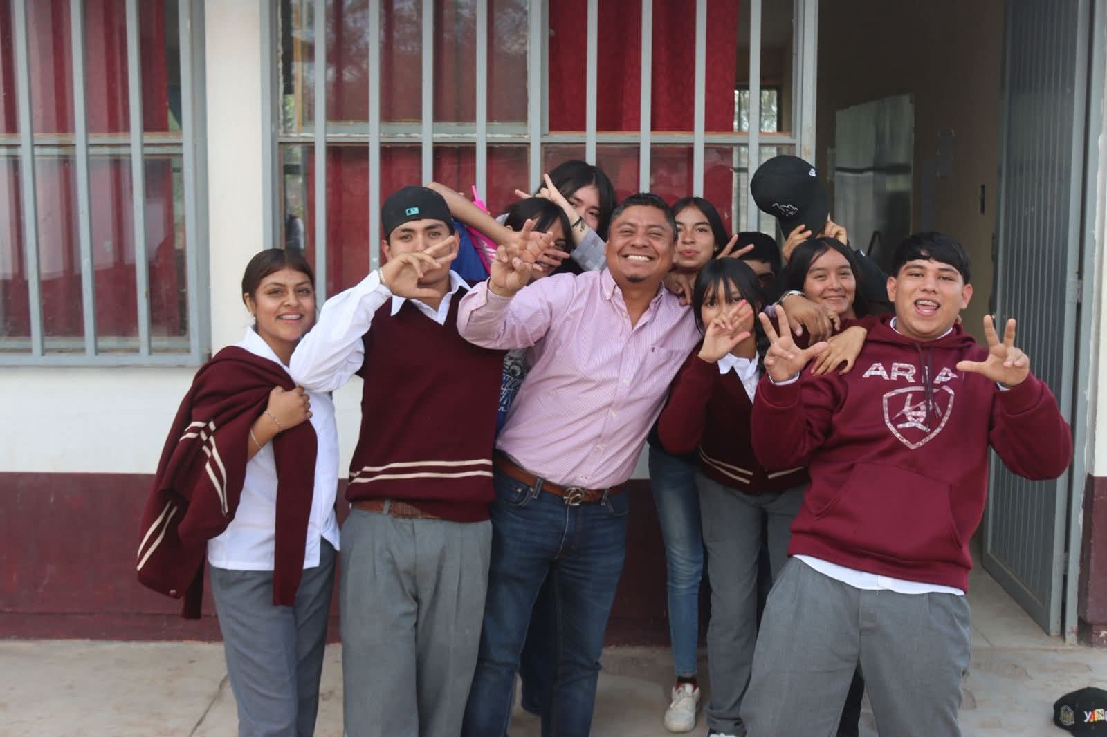 Pier Michel se compromete con estudiantes de EMSaD La Colorada
