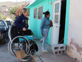 Entrega Karla Estrada apoyos a los más desprotegidos