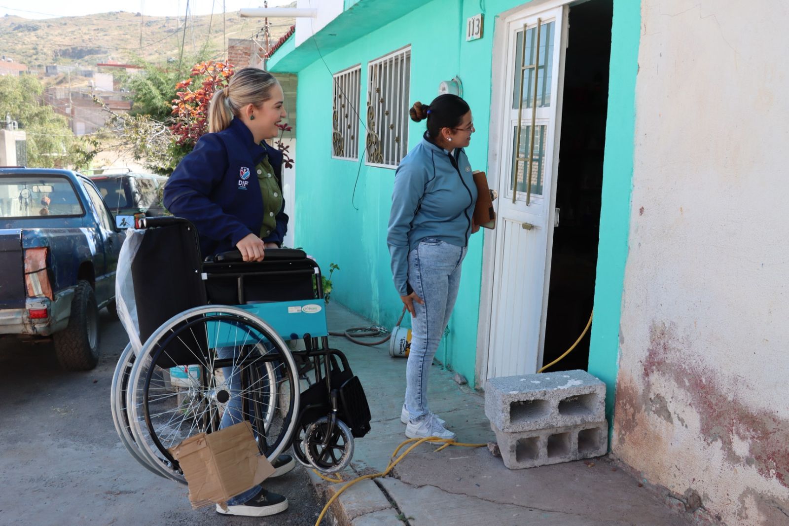 Entrega Karla Estrada apoyos a los más desprotegidos