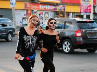 Participan en carrera de disfraces en Fresnillo