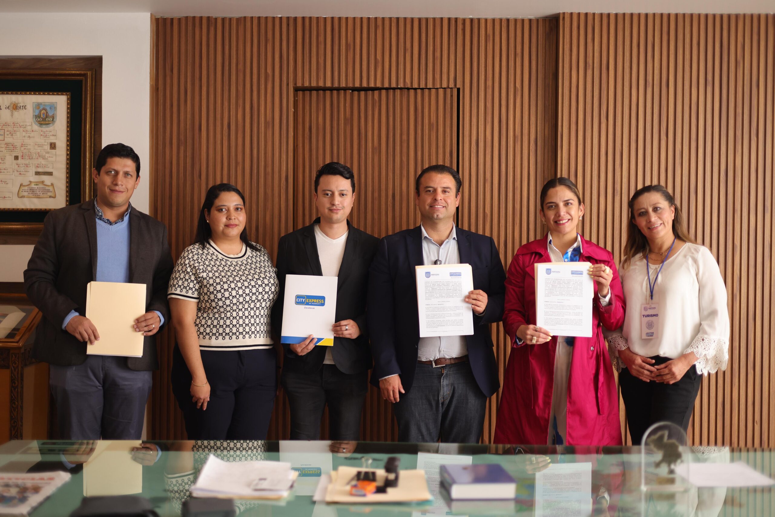 Firma Miguel Varela convenio hotelero para que viajar cueste menos