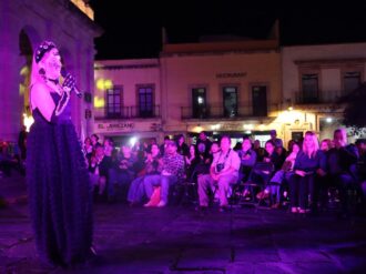 Con pasarela fomentan adopción de perritos 