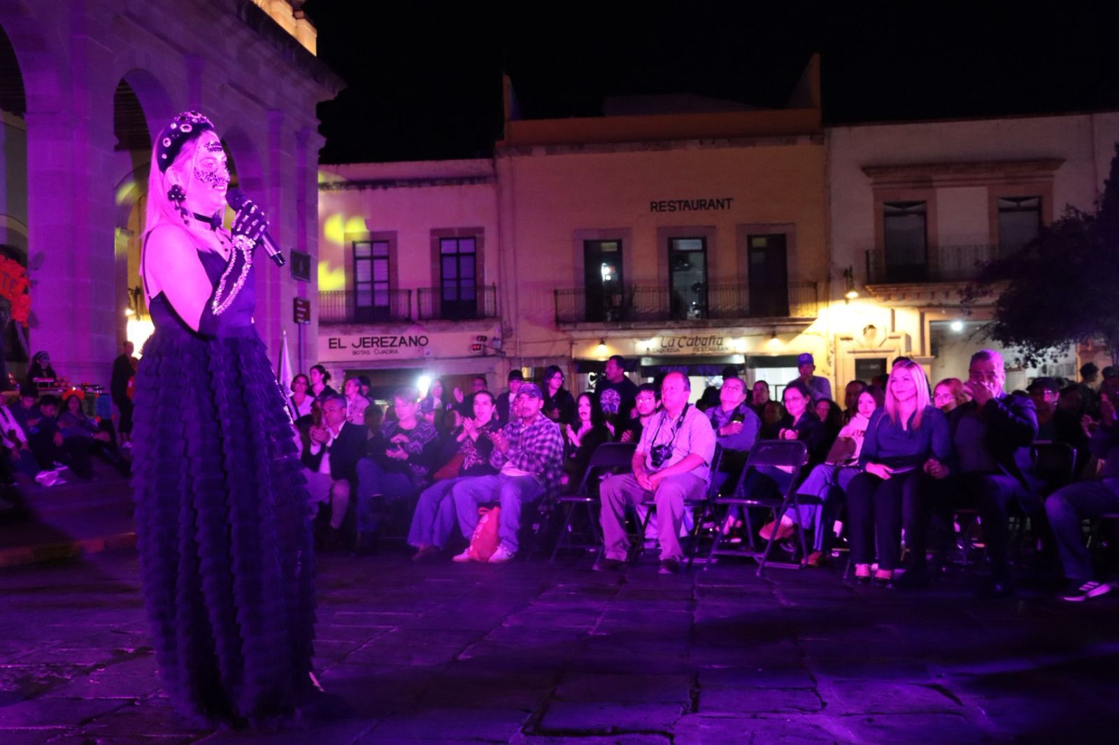 Con pasarela fomentan adopción de perritos  