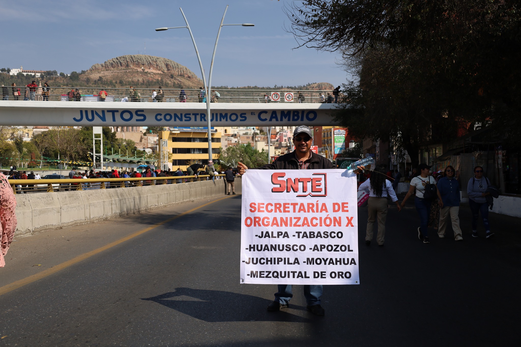 Protesta la 58 del SNTE; se manifiestan y toman el boulevard