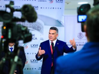 Reconoce Alito Moreno trabajo legislativo de Carlos Peña