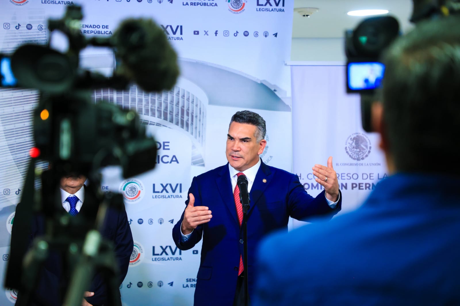 Reconoce Alito Moreno trabajo legislativo de Carlos Peña