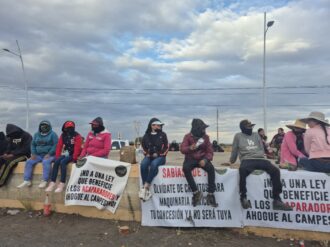 Permanece la protesta de los campesinos 