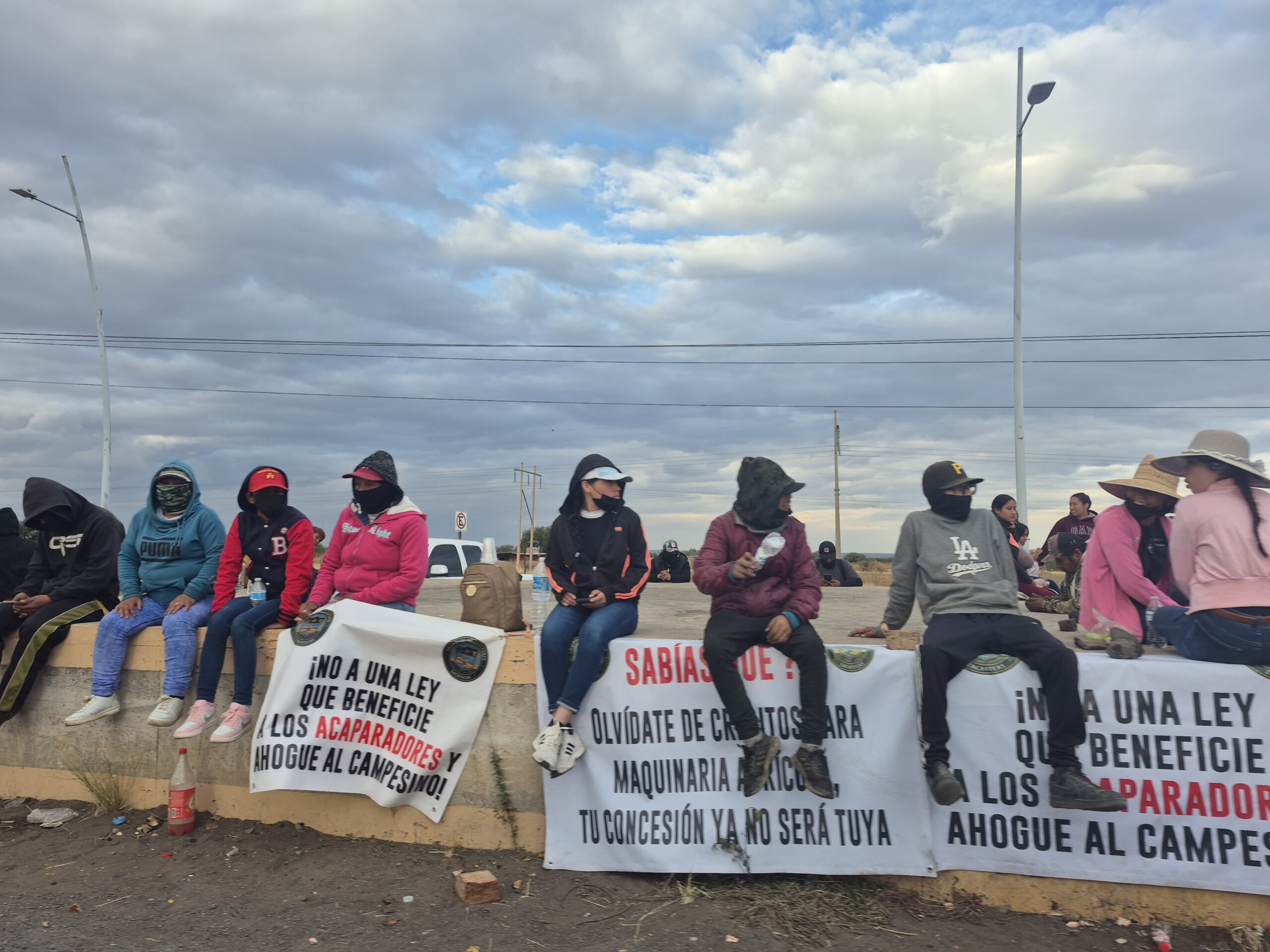 Permanece la protesta de los campesinos 