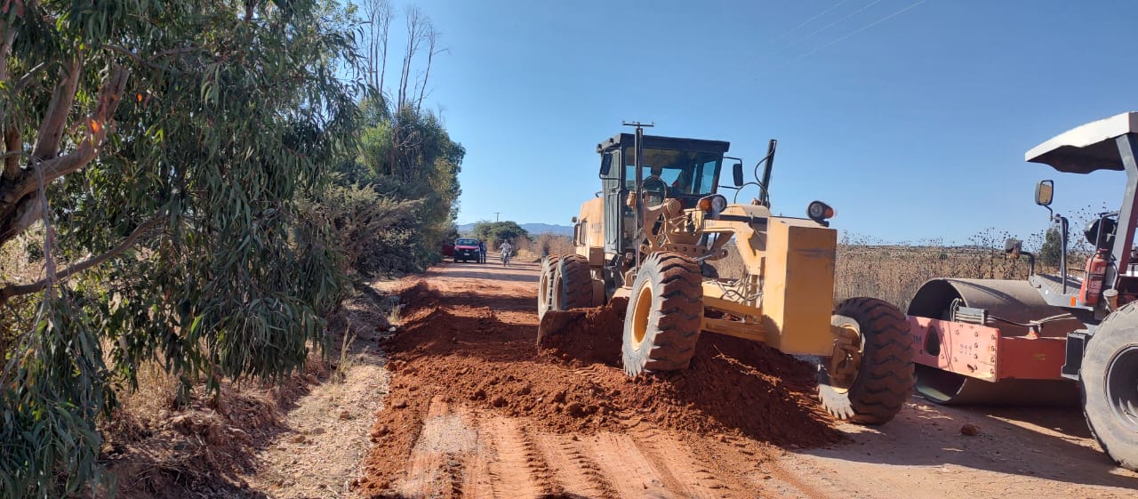 Rehabilitan caminos de terracería en Pánuco