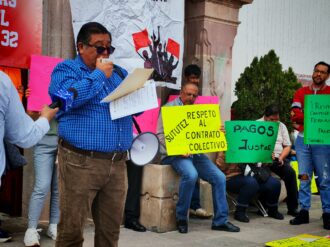 Protestan sindicatos frente al Congreso