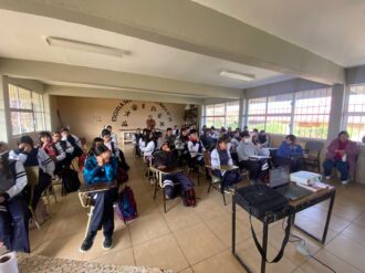 Concientizan a estudiantes de Tetillas sobre uso del casco