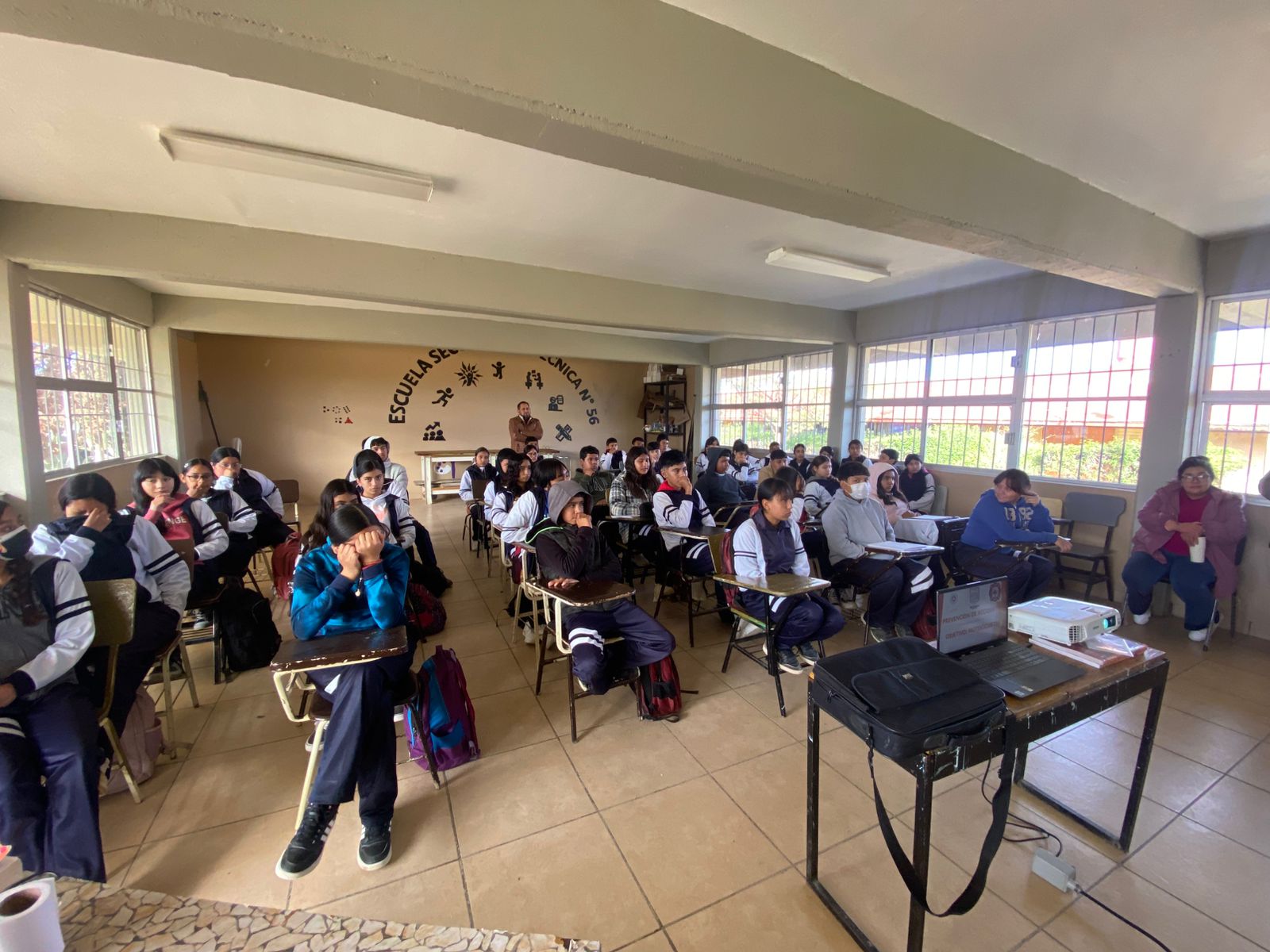 Concientizan a estudiantes de Tetillas sobre uso del casco